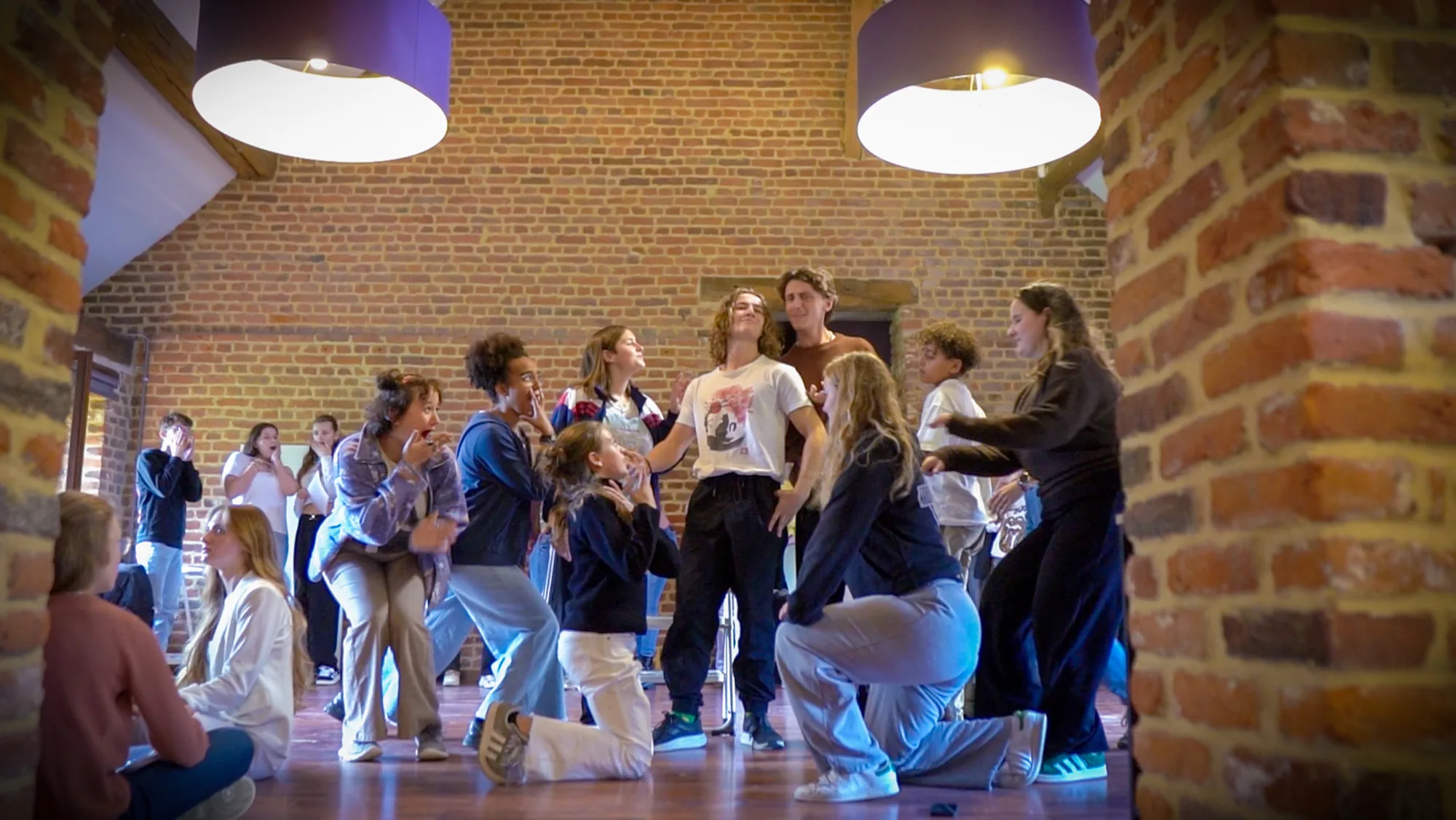 Un grand groupe réuni en cercle dans le lieu, pendant un atelier.