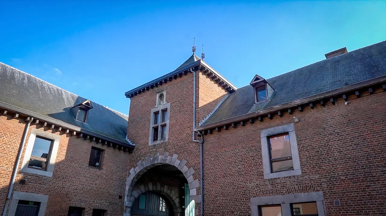 La cour et le porche de l'ancienne ferme qui abrite Standing Ovation, à Alleur.